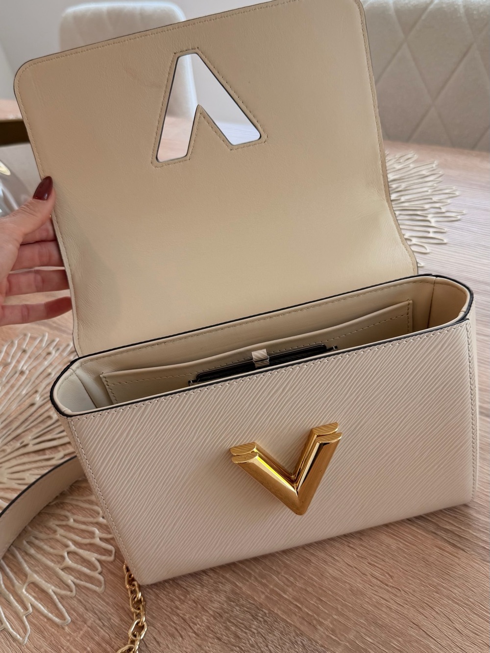 Louis Vuitton Ivory Chain Shoulder Crossbody Bag - Picture 3 of 11